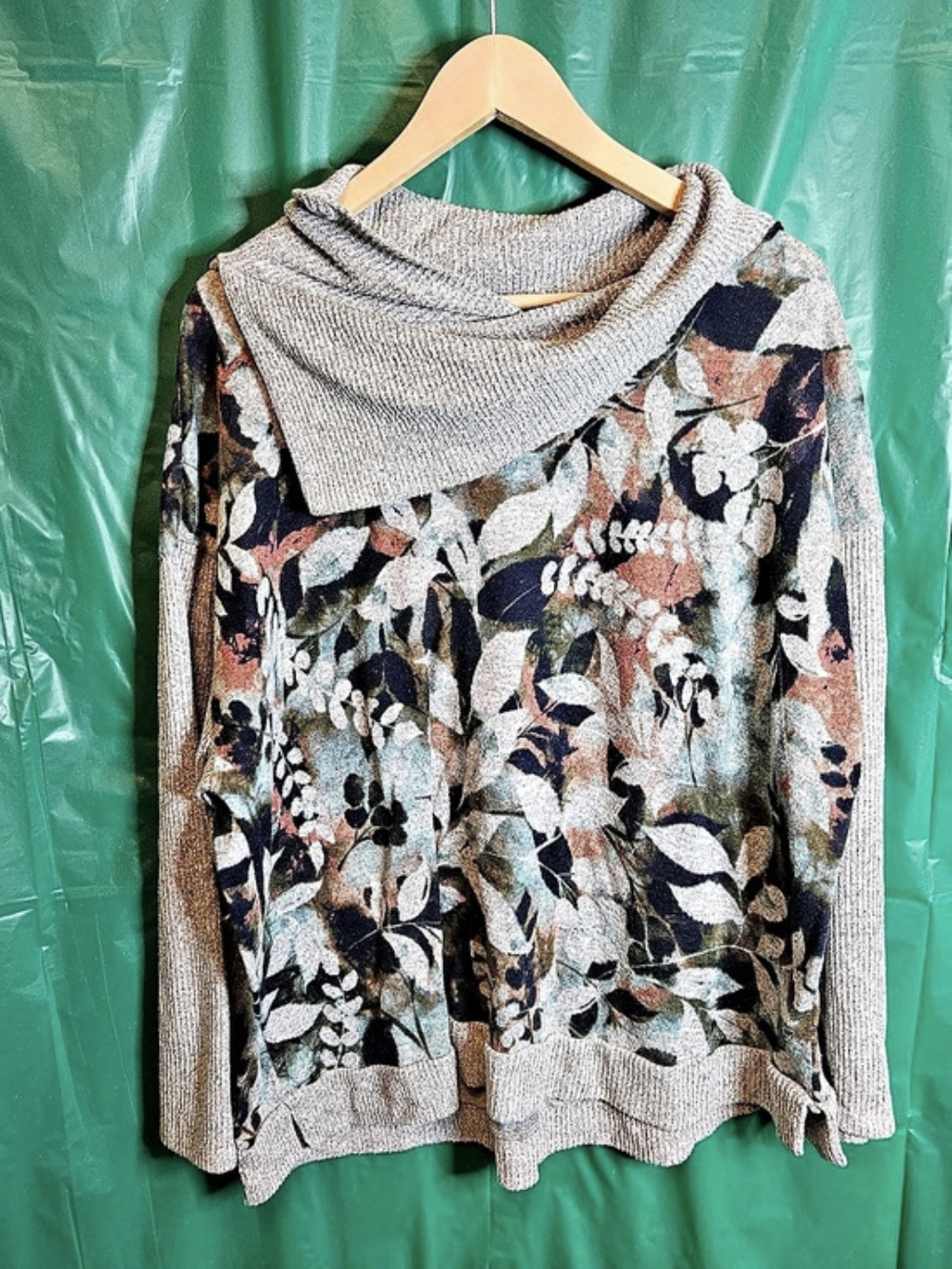 ZAC & RACHEL WOMAN Floral Cowl Neck Sweater in Gray Size 2X
